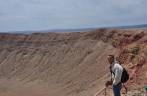 Observando a enorme Meteor Crater, no Arizona - Estados Unidos